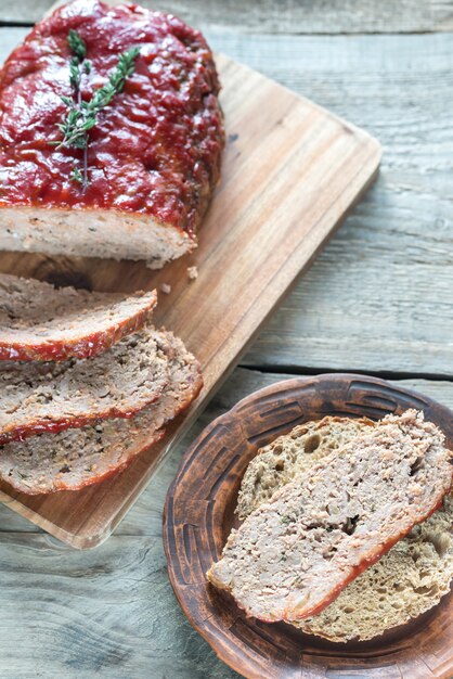 Pastel de carne con salsa de tomate