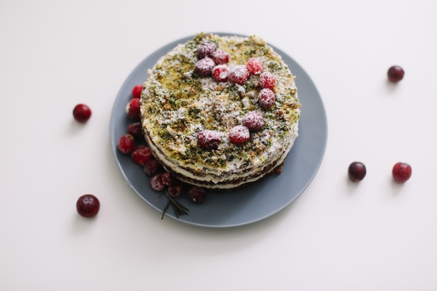 Pastel casero con bayas en mesa blanca