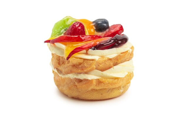 Pastel casero con crema y frutas aisladas