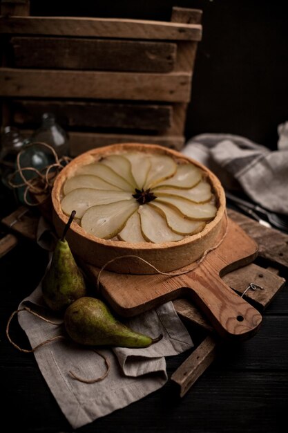 Pastel casero de galette de pera otoñal con azúcar y canela