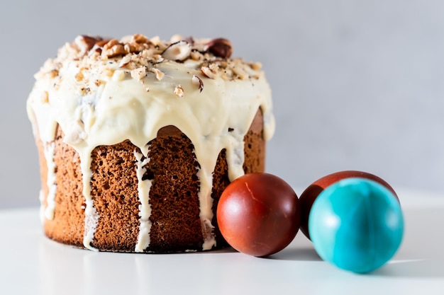 Pastel casero de Pascua y huevos pintados sobre un fondo claro Vacaciones de Pascua