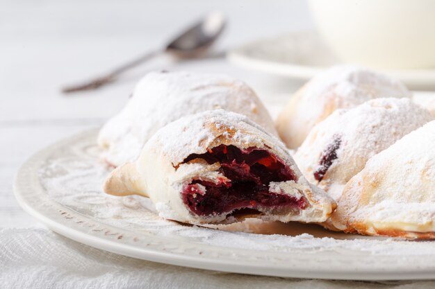 Pastel casero de postre con bayas