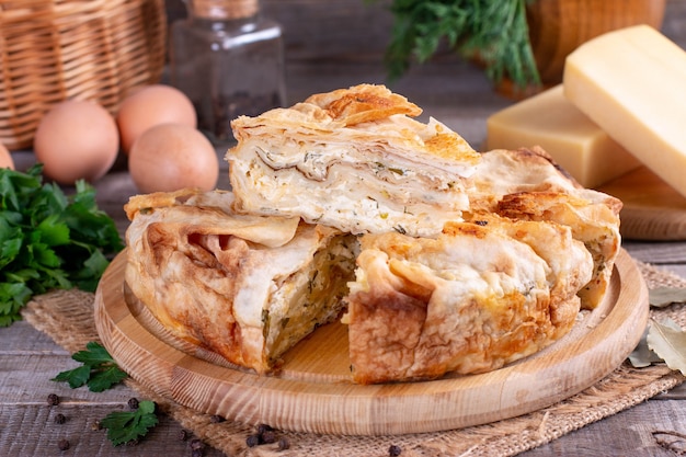 Pastel casero con queso y hierbas sobre la mesa