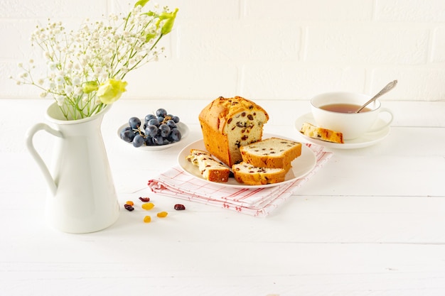 Pastel casero recién horneado con pasas. Delicia tradicional para té o café. Bizcocho. Desayuno delicioso.