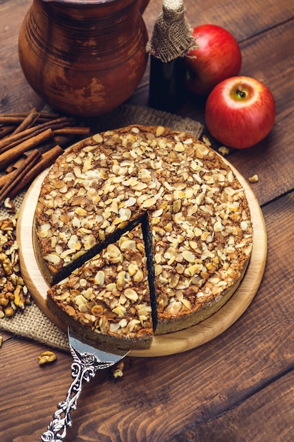 Pastel casero con semillas de amapola y hojuelas de almendras