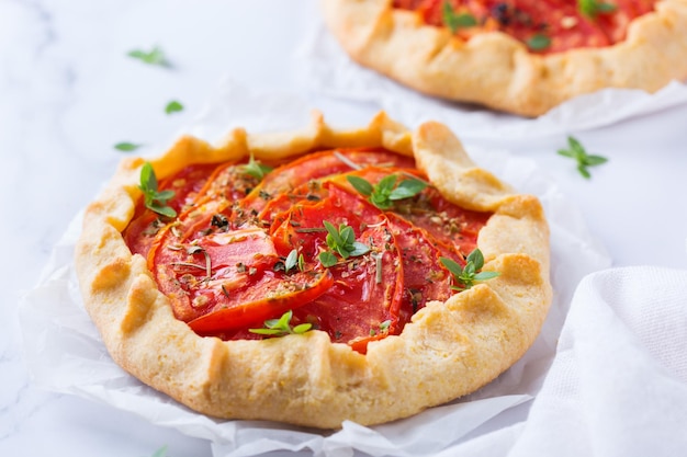 Pastel casero de tarta de galette de tomate de verano salado de temporada