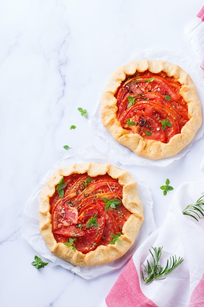 Pastel casero de tarta de galette de tomate de verano salado de temporada