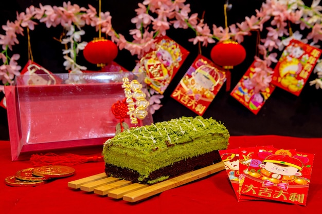 Pastel casero de té verde de año nuevo chino con caja