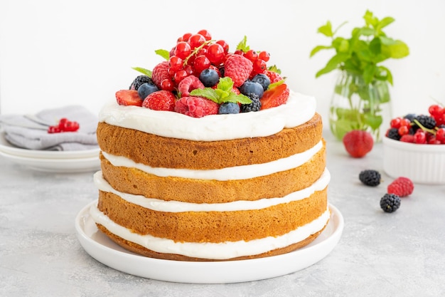 Pastel casero de vainilla en capas desnudas con crema batida y bayas frescas Pastel de verano Copiar espacio