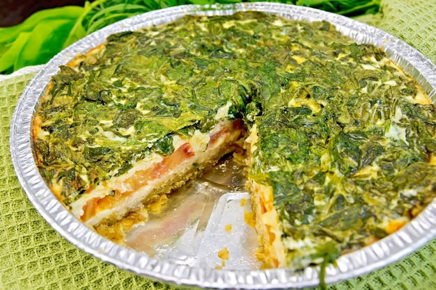 Pastel celta con espinacas y tomates en forma de lámina a bordo