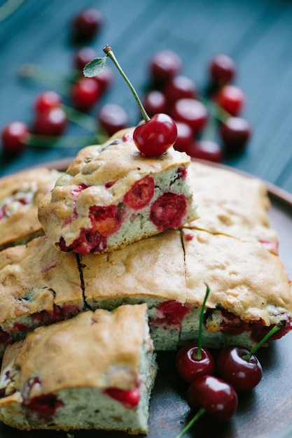 Pastel de cereza casero en un plato y fondo de madera