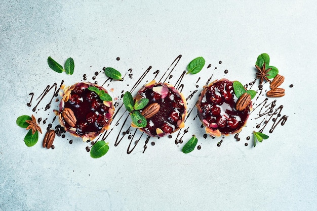 Pastel de cereza con cereza Brownie de chocolate Dulces de postre Sobre un fondo de piedra