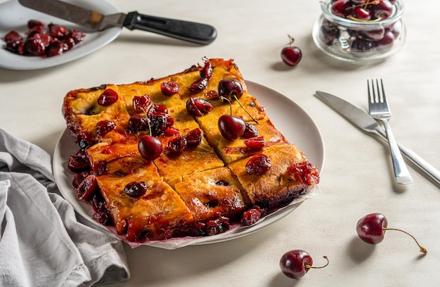 Pastel de cereza dulce recién horneado o pastel de brownie rojo en un plato