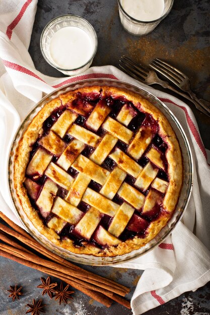 Pastel de cerezas casero con celosía