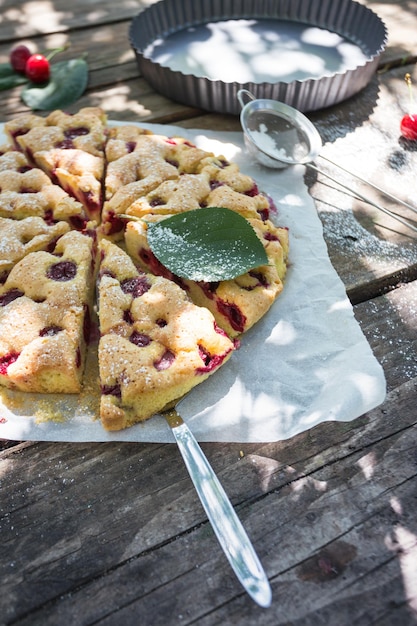 pastel de cerezas para hornear casero en la mesa