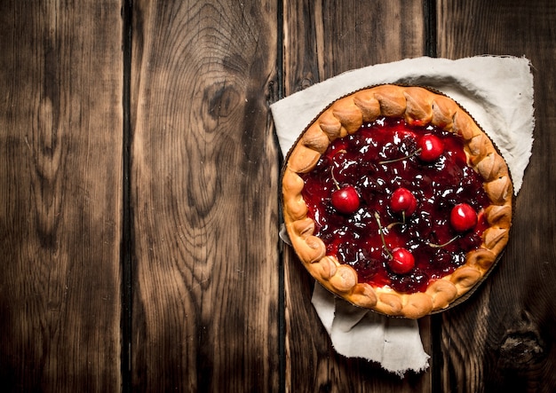 Pastel de cerezas para tejidos viejos. En madera