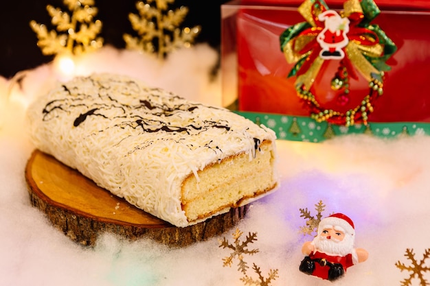 Pastel de choco blanco horneado en casa de navidad con santa