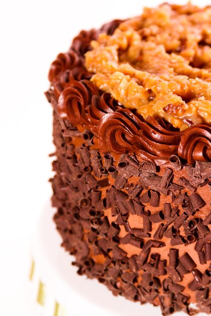 Pastel de chocolate alemán con dos capas de pastel de chocolate relleno y cubierto con un relleno de chocolate alemán clásico (un caramelo-goo de coco y nueces), cubierto con crema de mantequilla de chocolate.