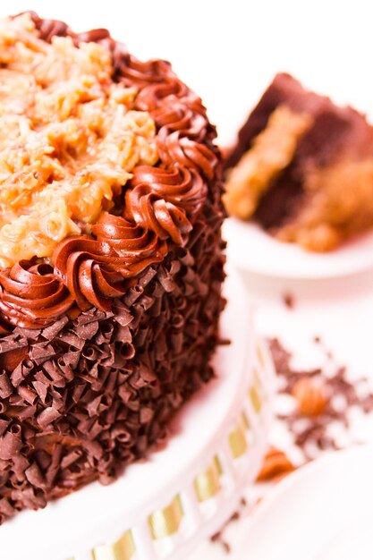 Pastel de chocolate alemán con dos capas de pastel de chocolate relleno y cubierto con un relleno de chocolate alemán clásico (un caramelo-goo de coco y nueces), cubierto con crema de mantequilla de chocolate.