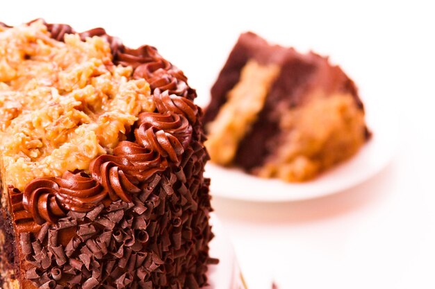 Pastel de chocolate alemán con dos capas de pastel de chocolate relleno y cubierto con un relleno de chocolate alemán clásico (un caramelo-goo de coco y nueces), cubierto con crema de mantequilla de chocolate.