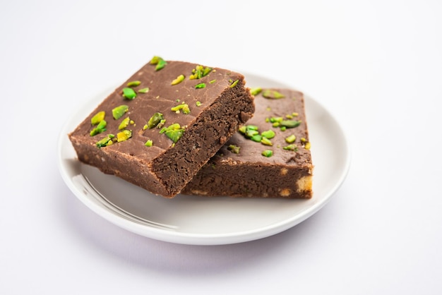 Pastel de chocolate barfi o choco burfi, un ajuste al postre indio o dulce para festivales