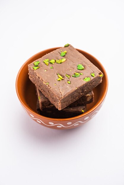 Pastel de chocolate barfi o choco burfi, un ajuste al postre indio o dulce para festivales