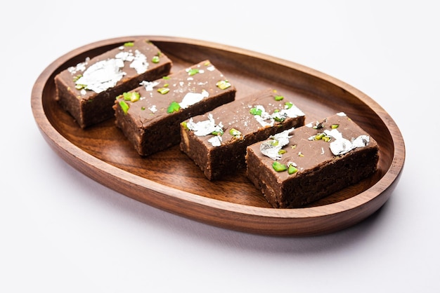 Pastel de chocolate barfi o choco burfi, un ajuste al postre indio o dulce para festivales