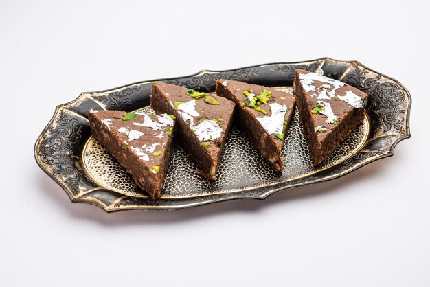 Pastel de chocolate barfi o choco burfi, un ajuste al postre indio o dulce para festivales