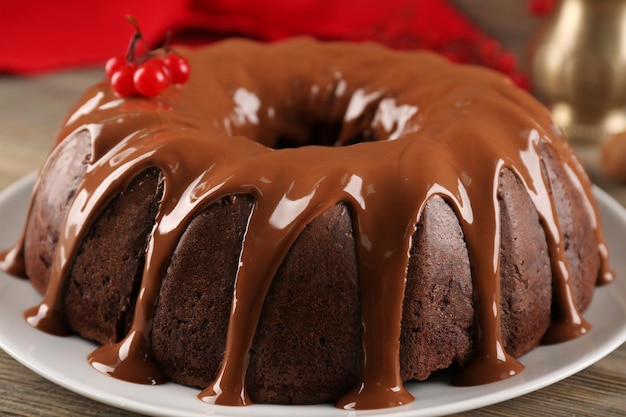 Pastel de chocolate con bayas de árbol de bola de nieve en una mesa