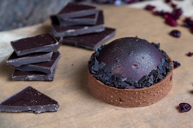 Pastel de chocolate con un bizcocho aireado y relleno de chocolate espolvoreado con chocolate un pastel en la mesa como postre