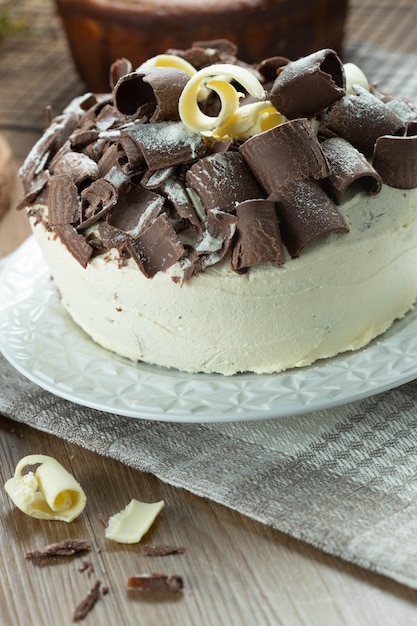 Pastel de chocolate blanco y chocolate negro dos amores en mesa de madera Pastel de bodas y cumpleaños