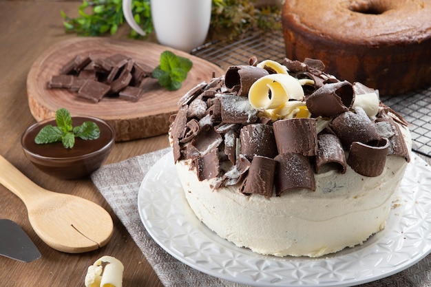 Pastel de chocolate blanco y chocolate negro dos amores en mesa de madera Pastel de bodas y cumpleaños