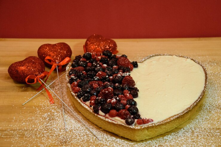 Pastel de chocolate blanco para el día de San Valentín con fondo rojo