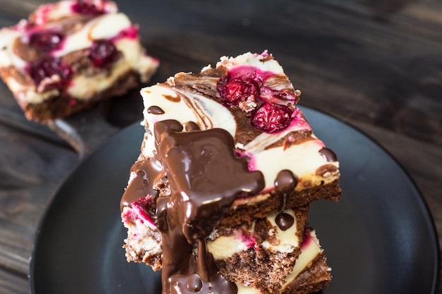 Pastel de chocolate, brownie, cherrie. Pastel de cherrie de chocolate. Pedazo de pastel de chocolate.