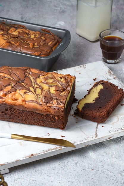 Pastel de chocolate y brownie de queso y mármol