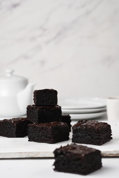 pastel de chocolate, brownies, aislado sobre fondo blanco