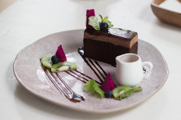 Pastel de chocolate en la cafetería.