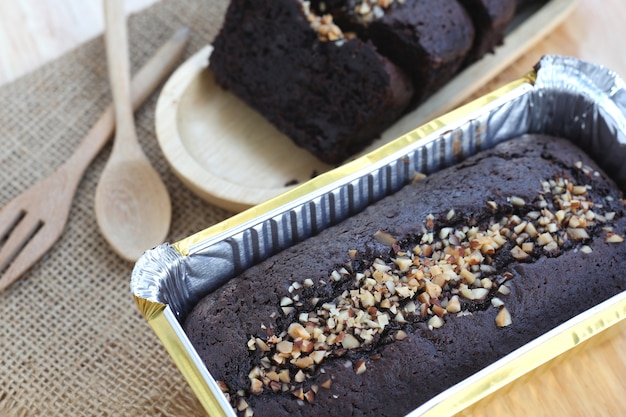 Pastel de chocolate en caja de papel de aluminio.