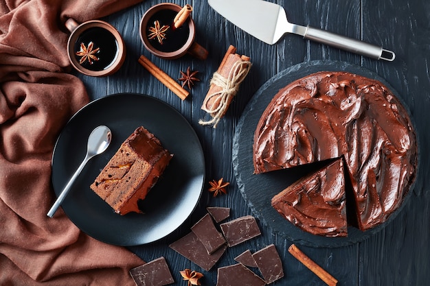 Pastel de chocolate con capas de mermelada de albaricoque