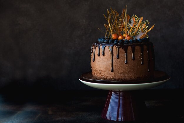 Pastel de chocolate casero decorado con decoraciones de caramelo