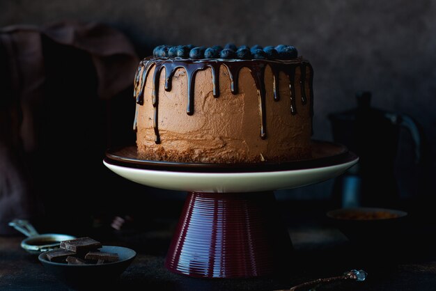 Pastel de chocolate casero decorado con frutas del bosque