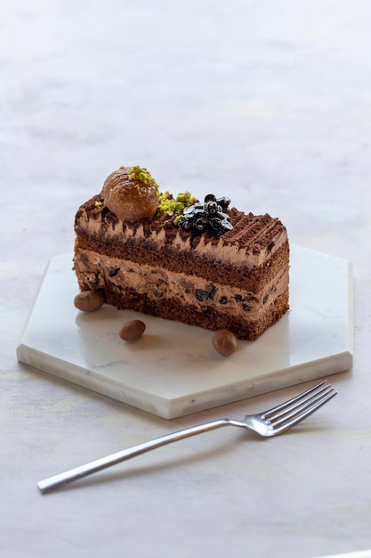 Pastel de chocolate con castañas sobre un fondo blanco.