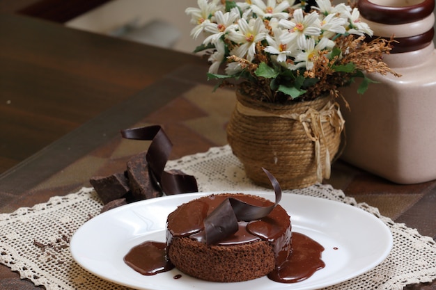 Pastel de chocolate y cereza con café.