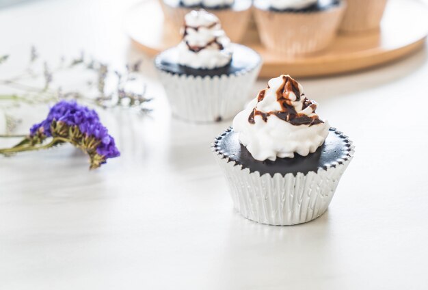 pastel de chocolate con crema batida