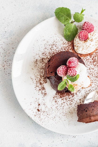 Pastel de chocolate con crema, frambuesas y menta