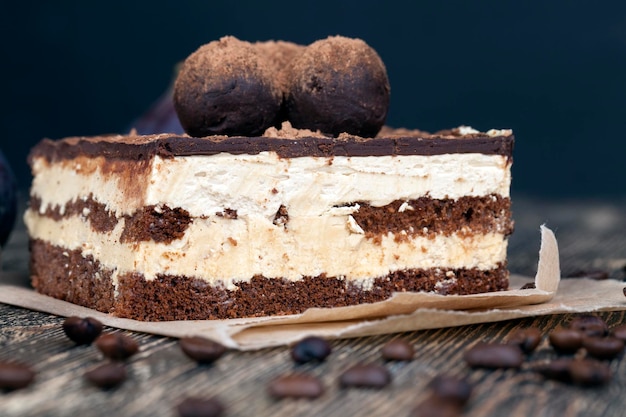 Pastel de chocolate con crema de mantequilla de cerca