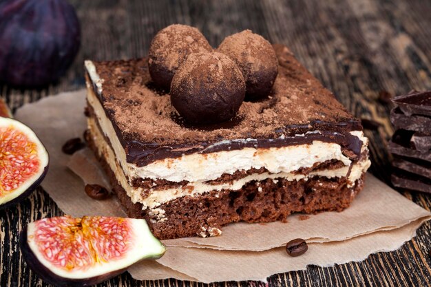 Pastel de chocolate con crema de mantequilla, delicioso postre de chocolate hecho de tortas de chocolate con crema de mantequilla