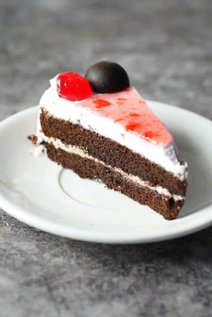 Pastel de chocolate y crema en un plato sobre la mesa