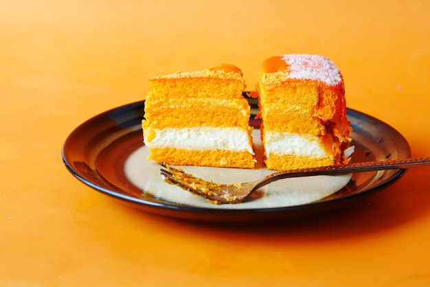 Pastel de chocolate y crema en un plato sobre la mesa