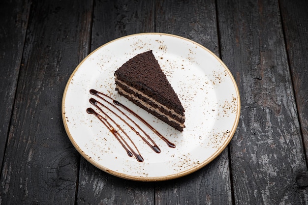 pastel de chocolate con crema sobre un fondo de madera